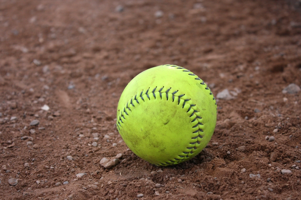 Bola Softball di lapangan