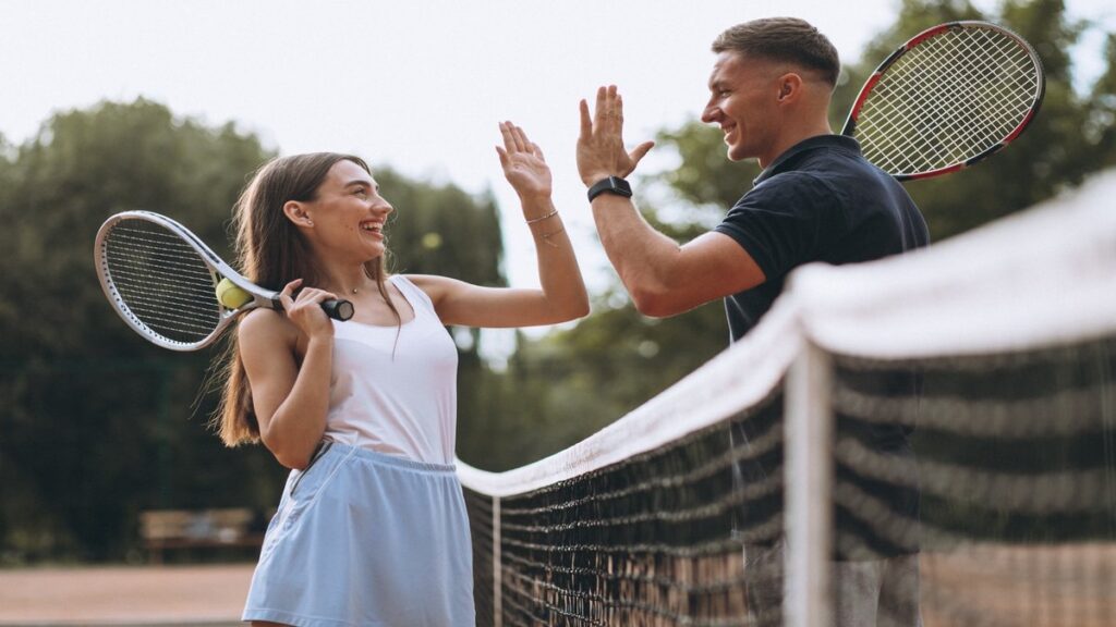 Sepasang pemain tenis di dalam lapangan tenis