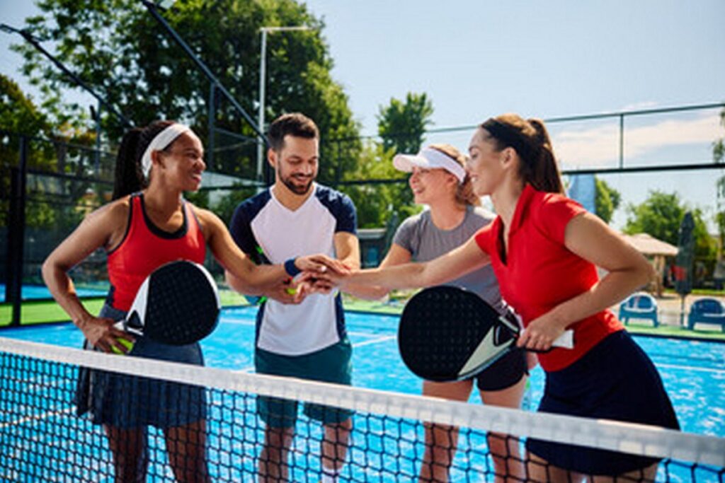 Komunitas olahraga padel sedang bermain bersama di lapangan outdoor
