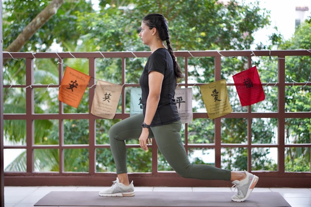 seorang wanita melakukan lunges