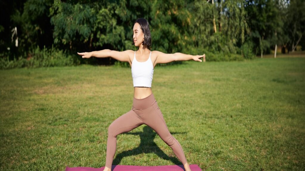 Praktik Ashtanga Yoga intens untuk kekuatan otot di ruang terbuka