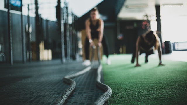 Circuit training dengan battling rope dan dilanjutkan dengan push up