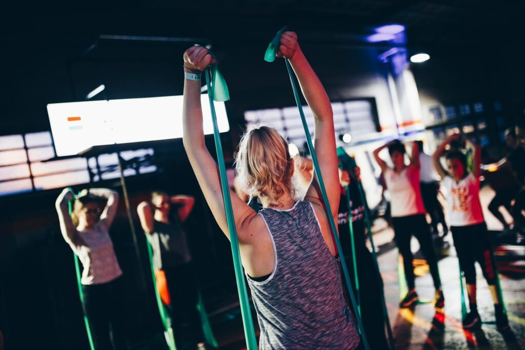 Group class latihan beban dengan resistance band