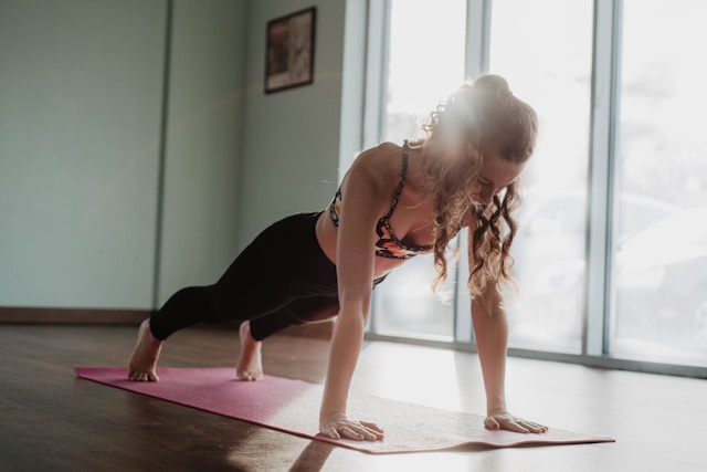 Seorang wanita melakukan full plank yang merupakan salah satu contoh bodyweight training