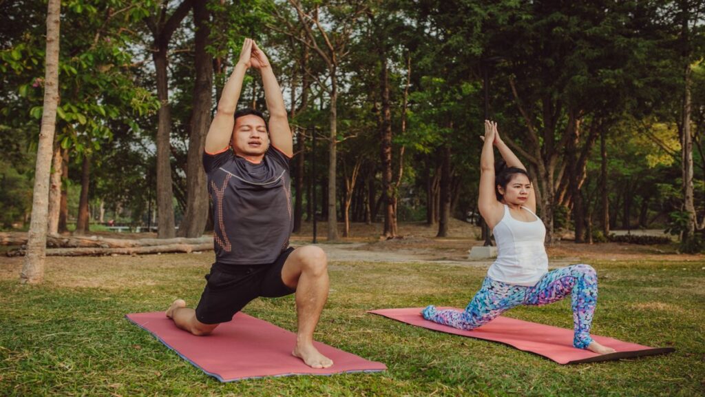 Gerakan dinamis yoga Vinyasa untuk pembakaran di lapangan terbuka