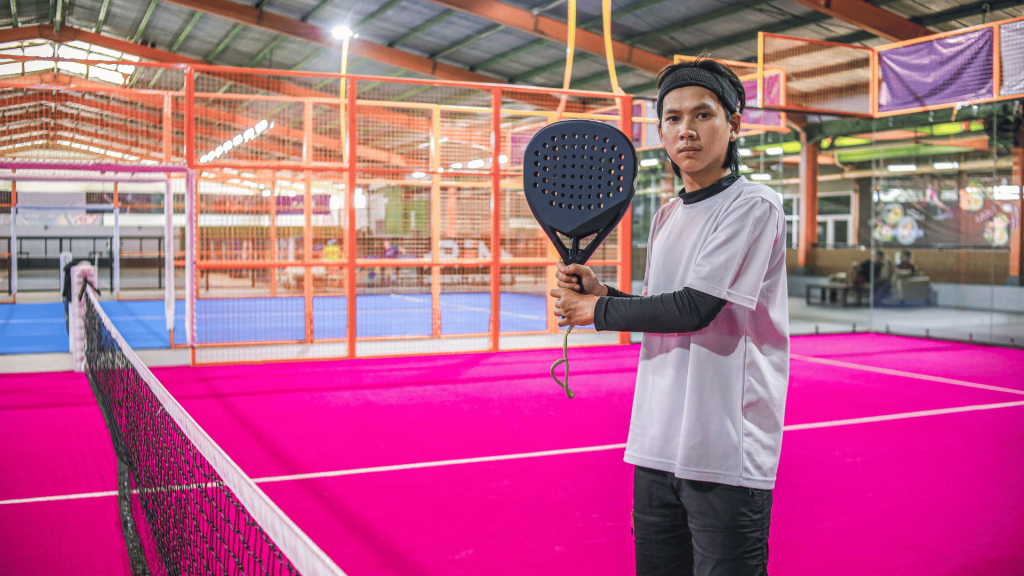 seorang pria berpose di lapangan padel
